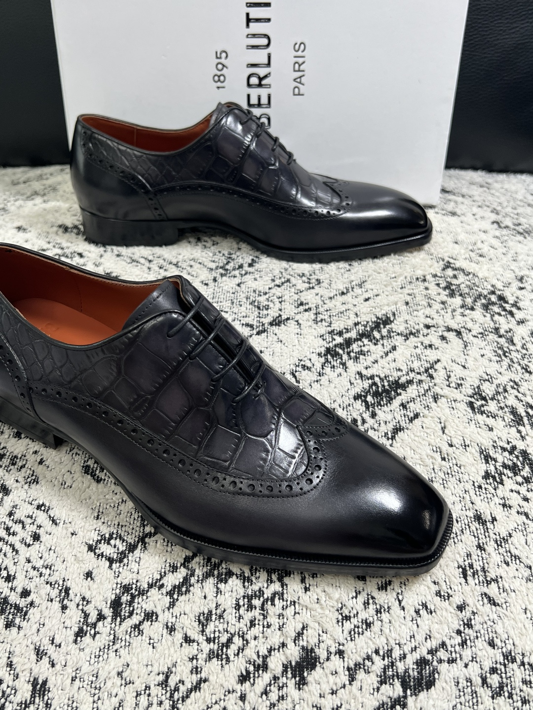 Berluti  高品质  顶级工艺品  布鲁提 专柜同步发售原厂配置，意大利进口牛皮面料，全进口水染牛皮里垫，鞋底：原