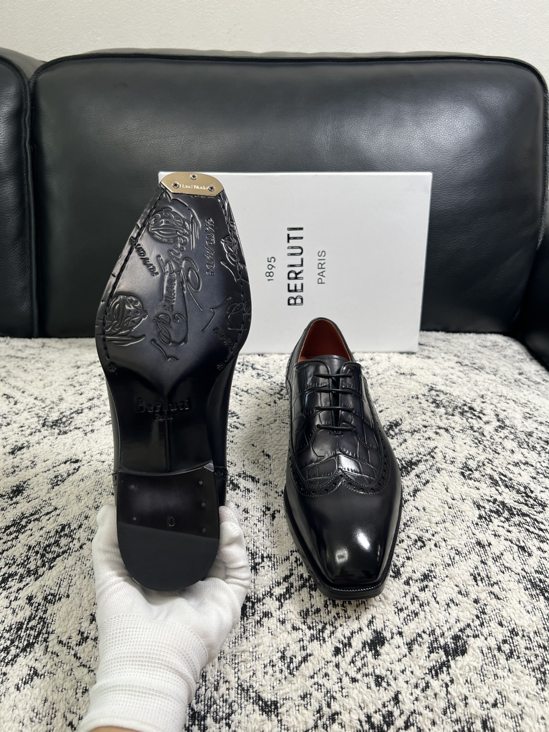 Berluti  高品质  顶级工艺品  布鲁提 专柜同步发售原厂配置，意大利进口牛皮面料，全进口水染牛皮里垫，鞋底：原