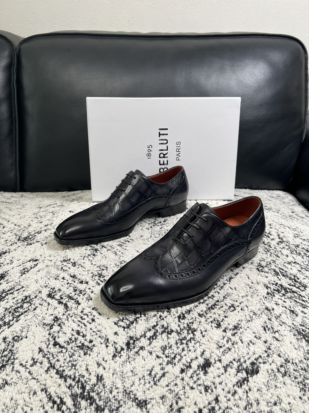 Berluti  高品质  顶级工艺品  布鲁提 专柜同步发售原厂配置，意大利进口牛皮面料，全进口水染牛皮里垫，鞋底：原