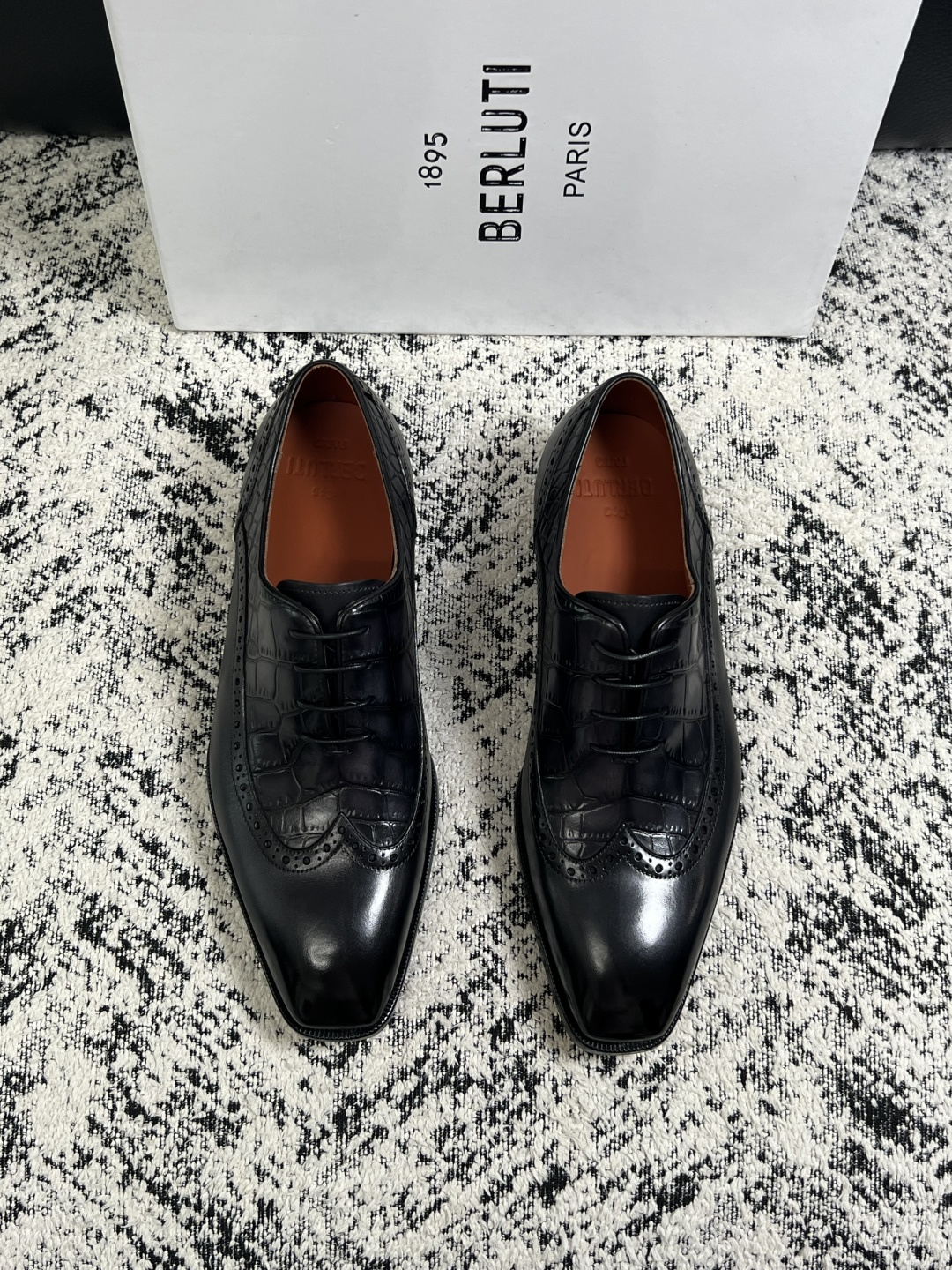 Berluti  高品质  顶级工艺品  布鲁提 专柜同步发售原厂配置，意大利进口牛皮面料，全进口水染牛皮里垫，鞋底：原