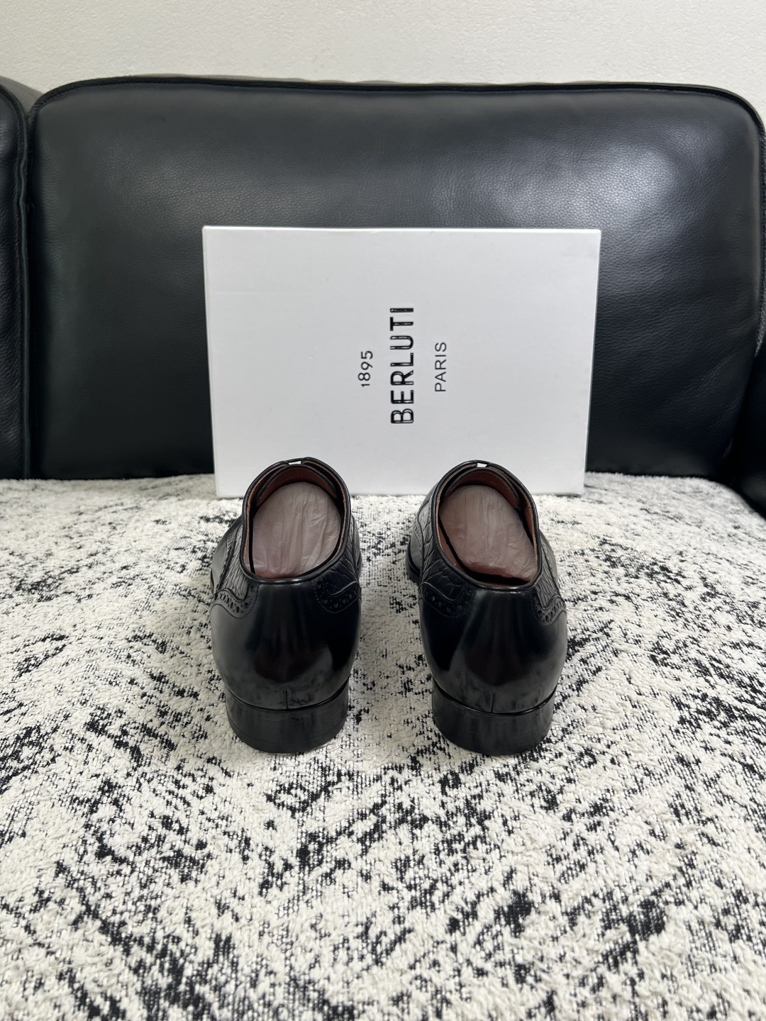 Berluti  高品质  顶级工艺品  布鲁提 专柜同步发售原厂配置，意大利进口牛皮面料，全进口水染牛皮里垫，鞋底：原