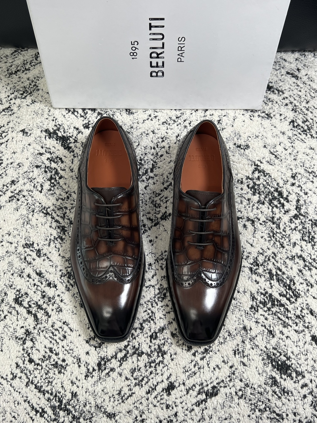 Berluti  高品质  顶级工艺品  布鲁提 专柜同步发售原厂配置，意大利进口牛皮面料，全进口水染牛皮里垫，鞋底：原