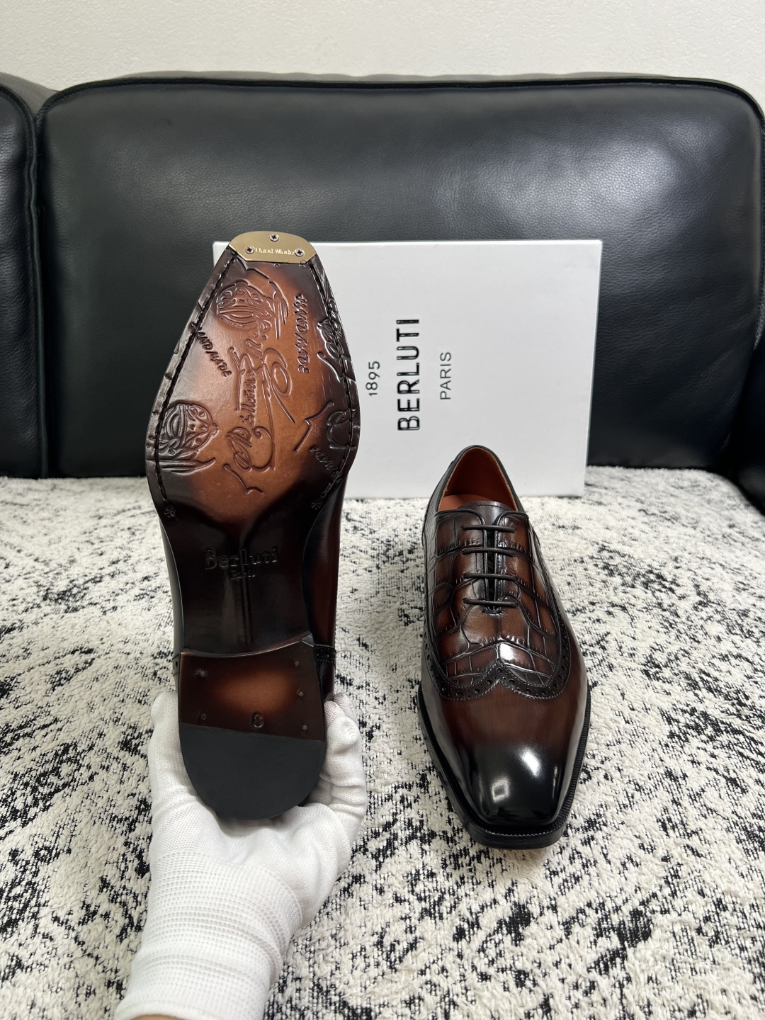 Berluti  高品质  顶级工艺品  布鲁提 专柜同步发售原厂配置，意大利进口牛皮面料，全进口水染牛皮里垫，鞋底：原