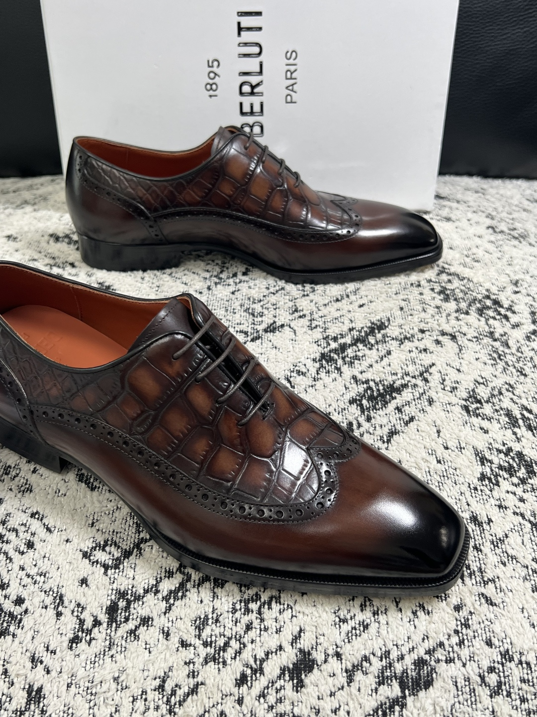 Berluti  高品质  顶级工艺品  布鲁提 专柜同步发售原厂配置，意大利进口牛皮面料，全进口水染牛皮里垫，鞋底：原