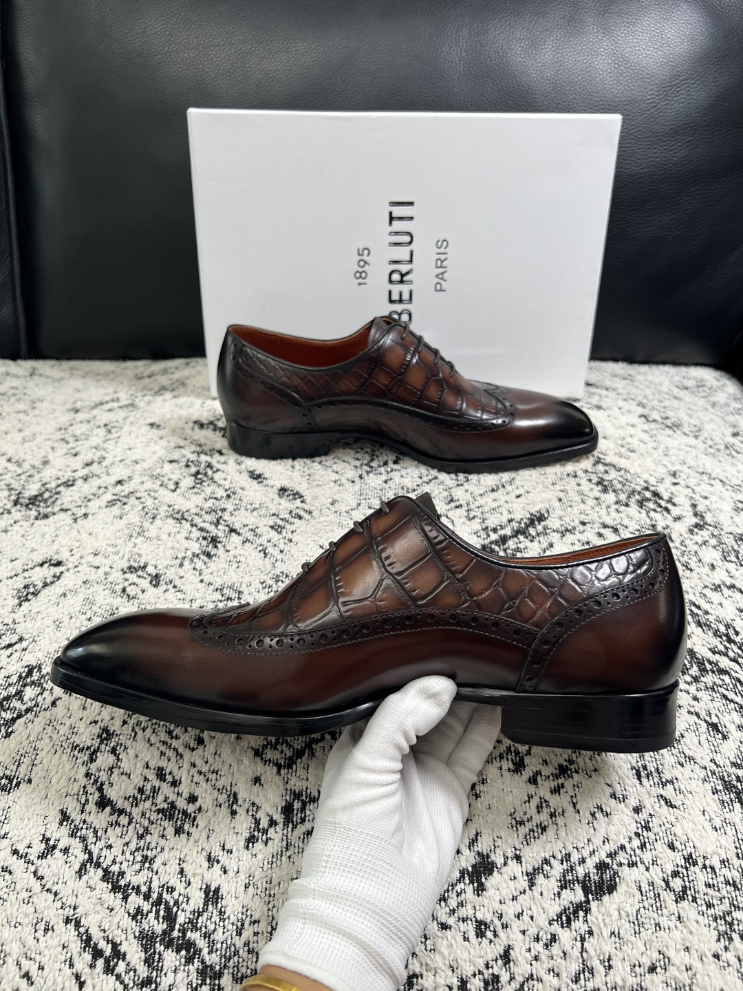Berluti  高品质  顶级工艺品  布鲁提 专柜同步发售原厂配置，意大利进口牛皮面料，全进口水染牛皮里垫，鞋底：原