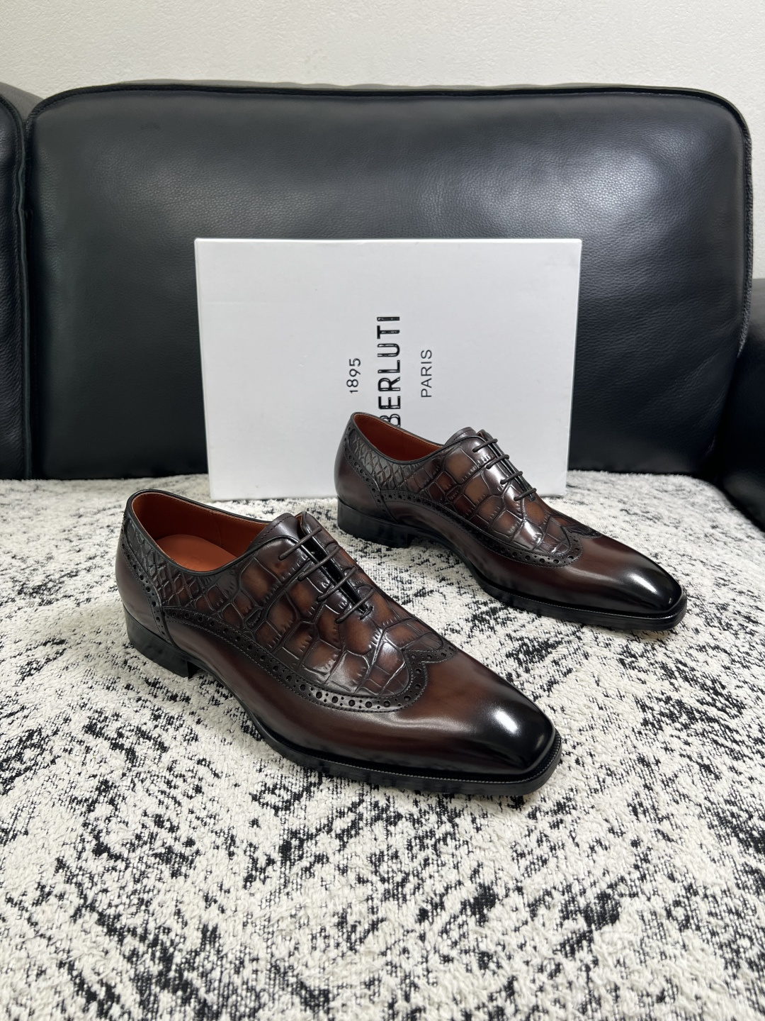 Berluti 高品质 顶级工艺品 布鲁提 专柜同步发售原厂配置,意大利进口牛皮面料,全进口水染牛皮里垫,鞋底:原 Berluti 高品质 顶级工艺品 布鲁提 专柜同步发售原厂配置,意大利进口牛皮面料,全进口水染牛皮里垫,鞋底:原