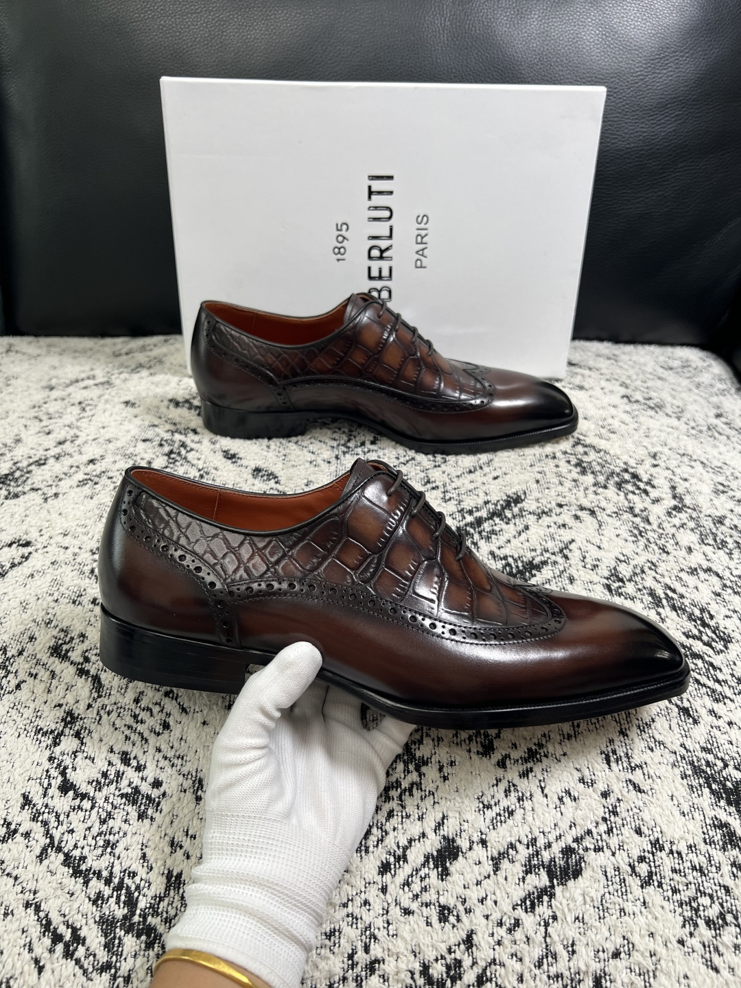 Berluti  高品质  顶级工艺品  布鲁提 专柜同步发售原厂配置，意大利进口牛皮面料，全进口水染牛皮里垫，鞋底：原