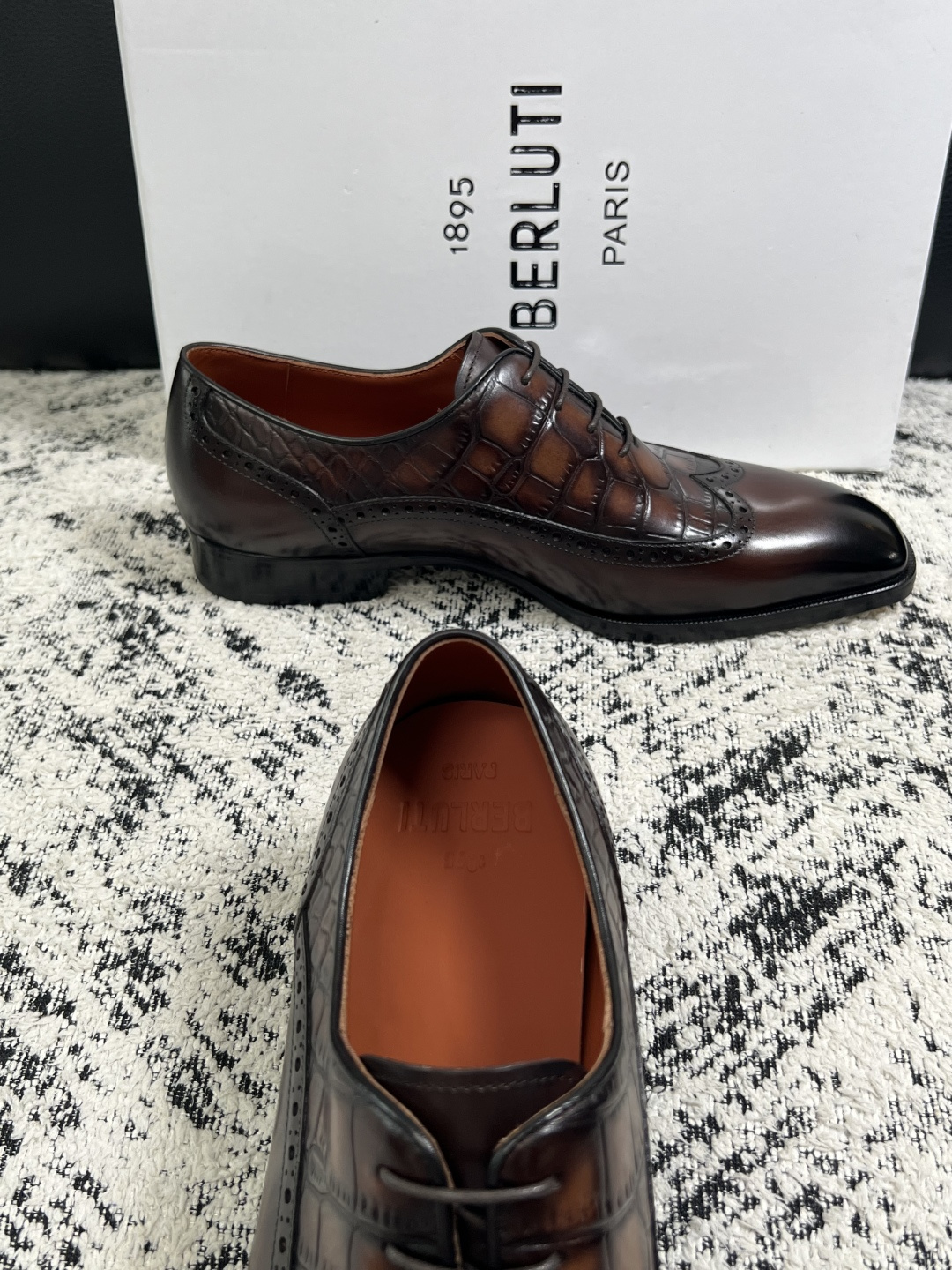 Berluti  高品质  顶级工艺品  布鲁提 专柜同步发售原厂配置，意大利进口牛皮面料，全进口水染牛皮里垫，鞋底：原