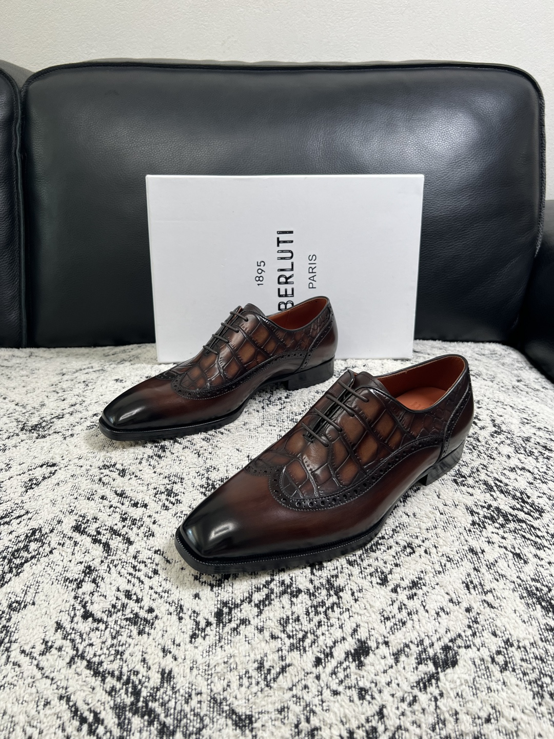 Berluti  高品质  顶级工艺品  布鲁提 专柜同步发售原厂配置，意大利进口牛皮面料，全进口水染牛皮里垫，鞋底：原