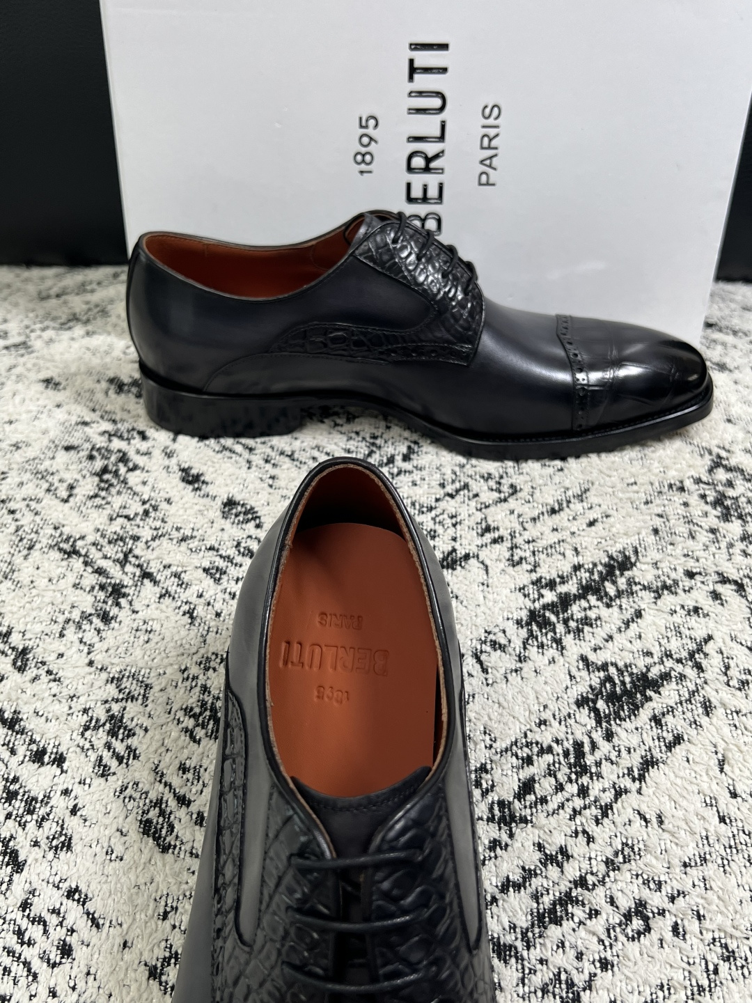 Berluti  高品质  顶级工艺品  布鲁提 专柜同步发售原厂配置，意大利进口牛皮面料，全进口水染牛皮里垫，鞋底：原