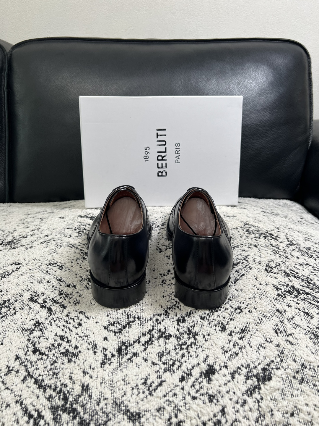 Berluti  高品质  顶级工艺品  布鲁提 专柜同步发售原厂配置，意大利进口牛皮面料，全进口水染牛皮里垫，鞋底：原