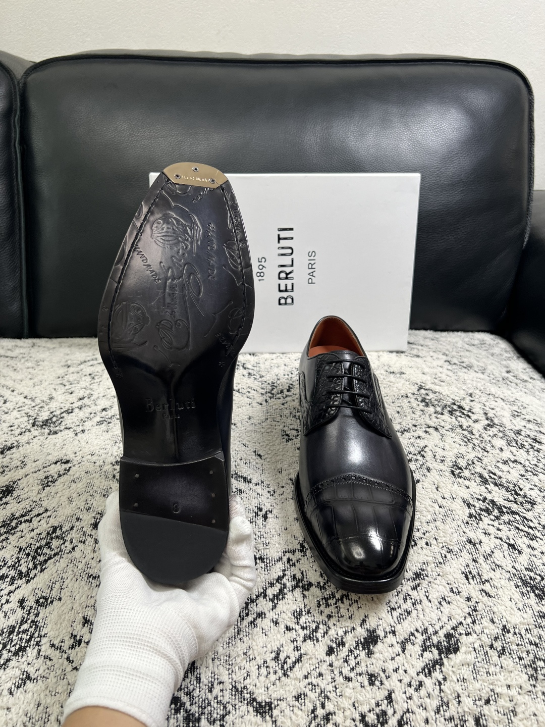 Berluti  高品质  顶级工艺品  布鲁提 专柜同步发售原厂配置，意大利进口牛皮面料，全进口水染牛皮里垫，鞋底：原