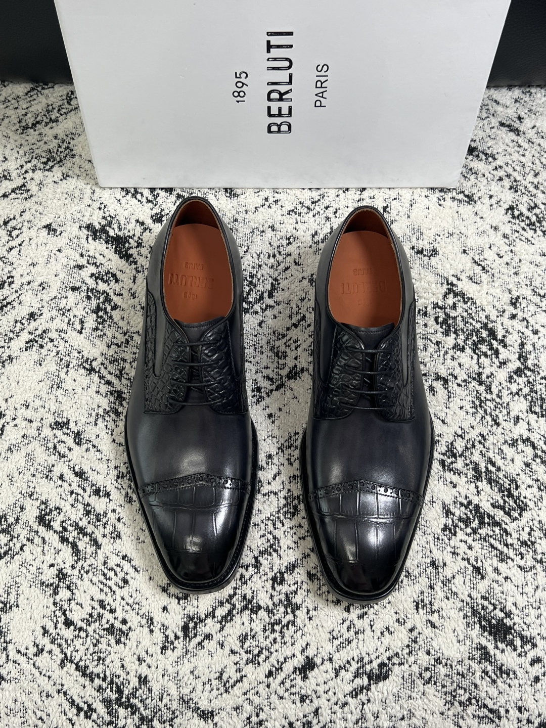 Berluti  高品质  顶级工艺品  布鲁提 专柜同步发售原厂配置，意大利进口牛皮面料，全进口水染牛皮里垫，鞋底：原