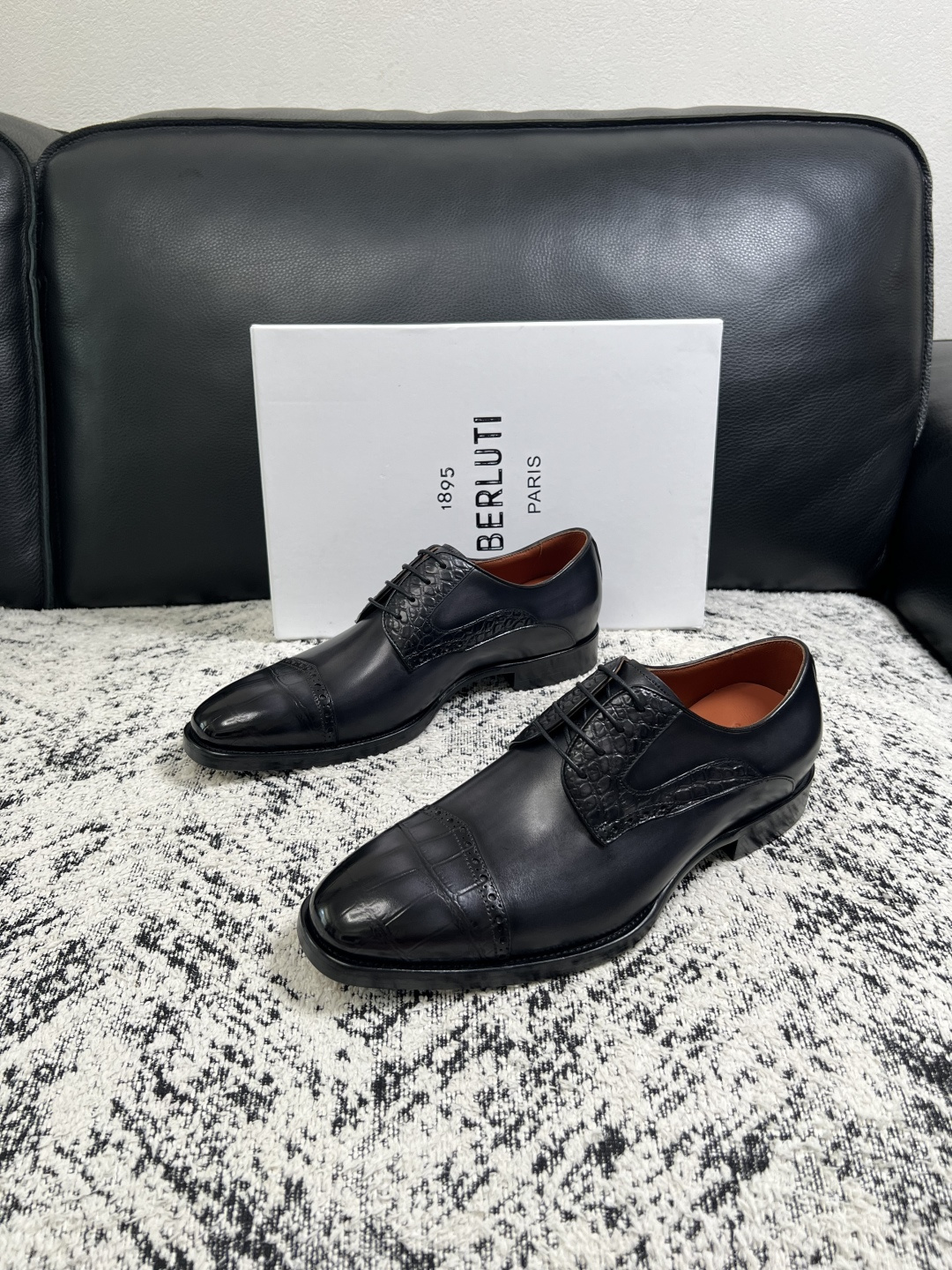 Berluti  高品质  顶级工艺品  布鲁提 专柜同步发售原厂配置，意大利进口牛皮面料，全进口水染牛皮里垫，鞋底：原