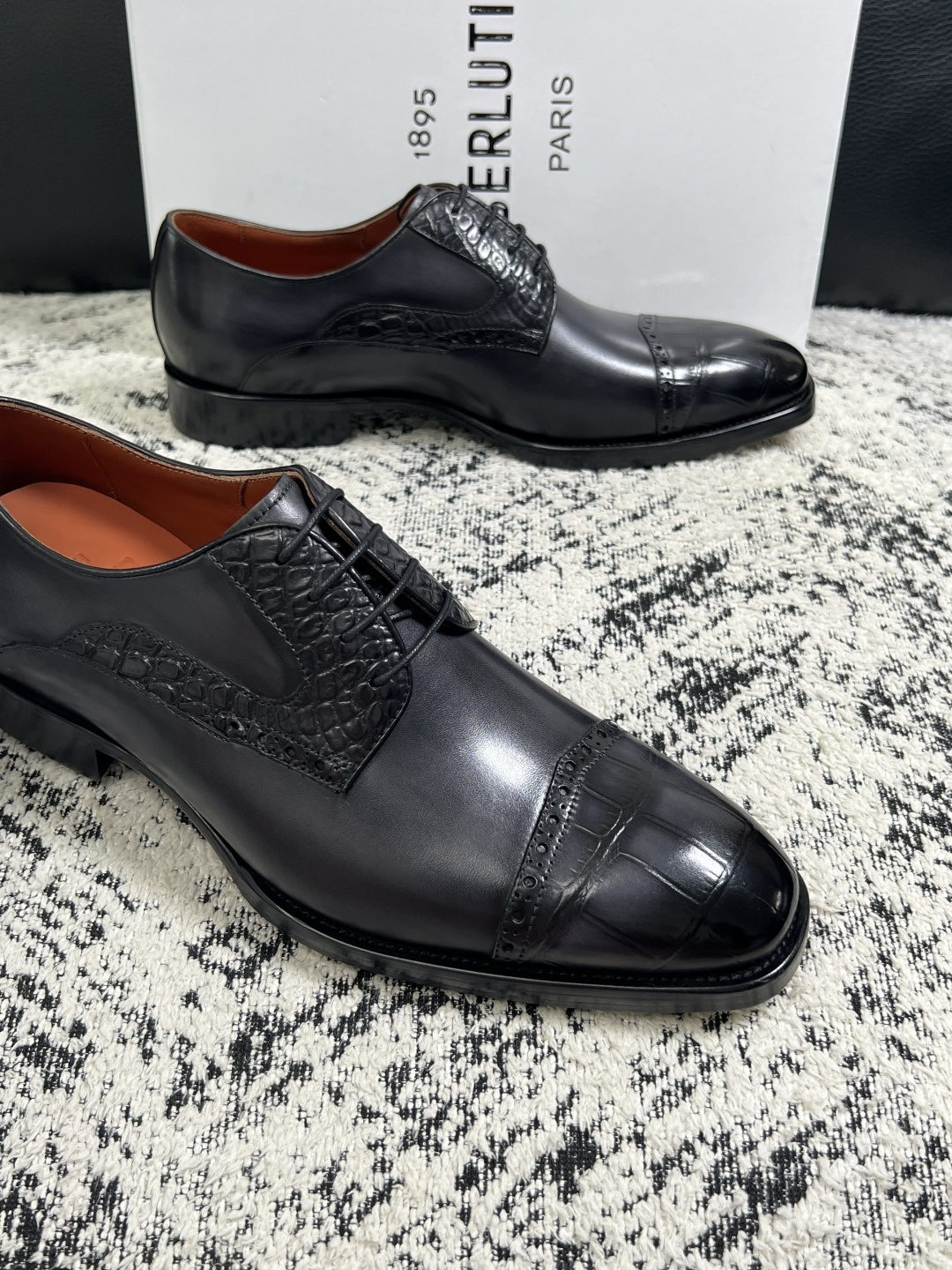 Berluti  高品质  顶级工艺品  布鲁提 专柜同步发售原厂配置，意大利进口牛皮面料，全进口水染牛皮里垫，鞋底：原