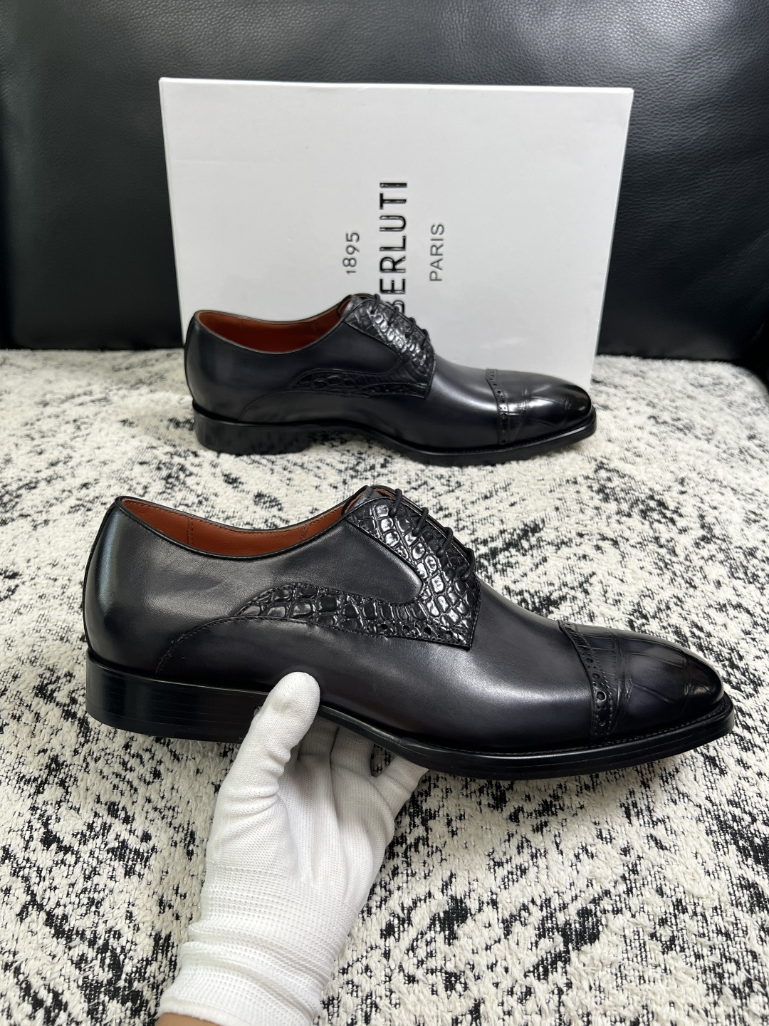 Berluti  高品质  顶级工艺品  布鲁提 专柜同步发售原厂配置，意大利进口牛皮面料，全进口水染牛皮里垫，鞋底：原