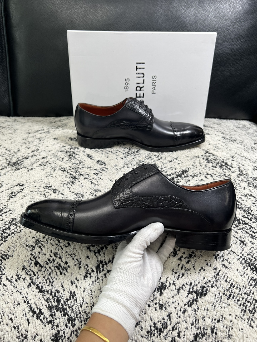 Berluti  高品质  顶级工艺品  布鲁提 专柜同步发售原厂配置，意大利进口牛皮面料，全进口水染牛皮里垫，鞋底：原