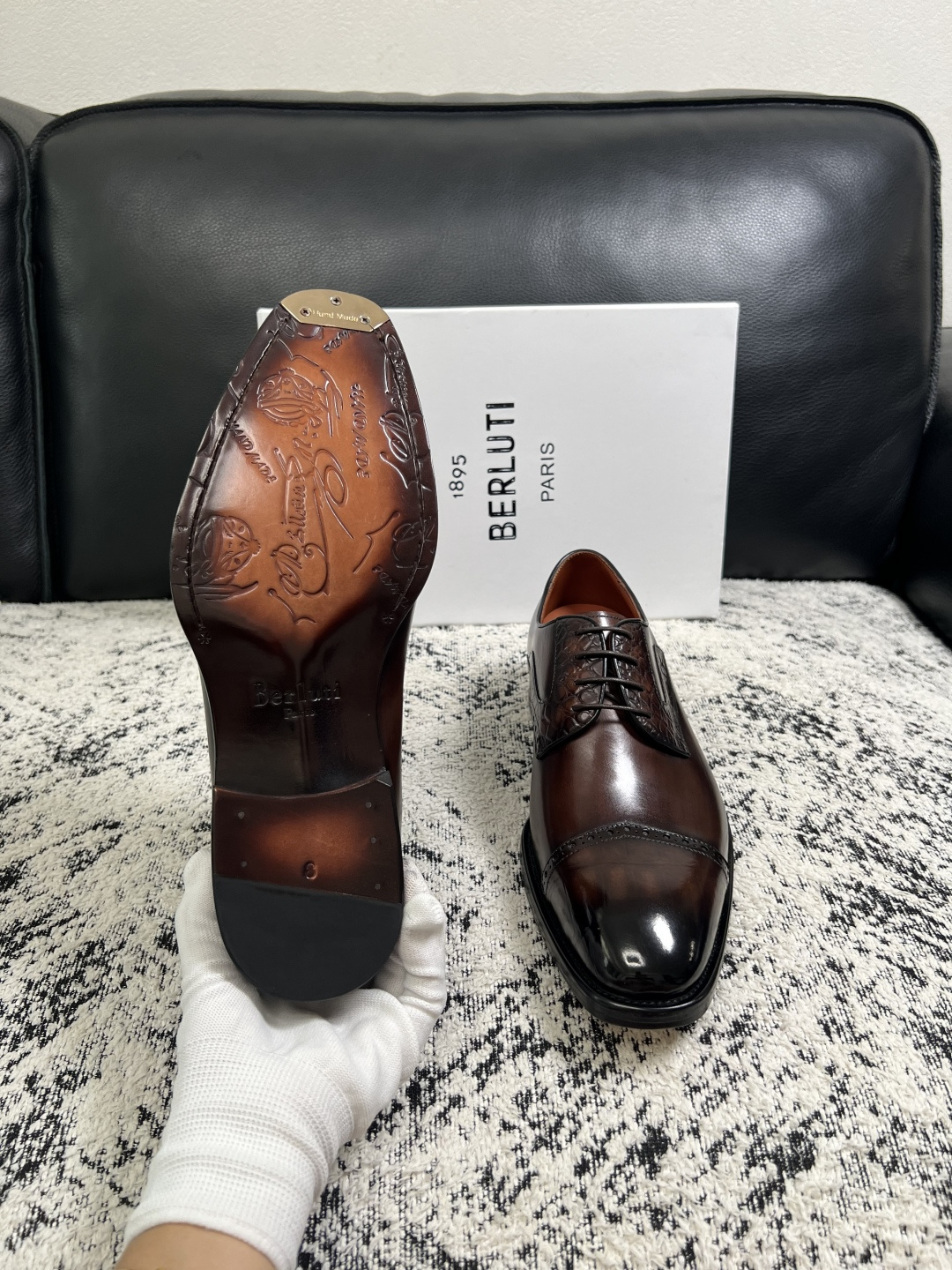 Berluti  高品质  顶级工艺品  布鲁提 专柜同步发售原厂配置，意大利进口牛皮面料，全进口水染牛皮里垫，鞋底：原
