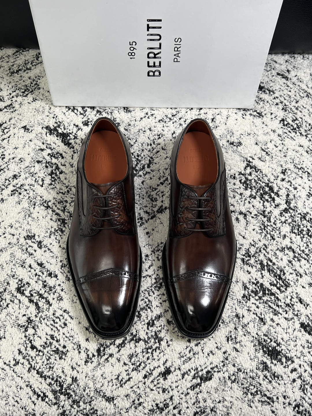 Berluti  高品质  顶级工艺品  布鲁提 专柜同步发售原厂配置，意大利进口牛皮面料，全进口水染牛皮里垫，鞋底：原