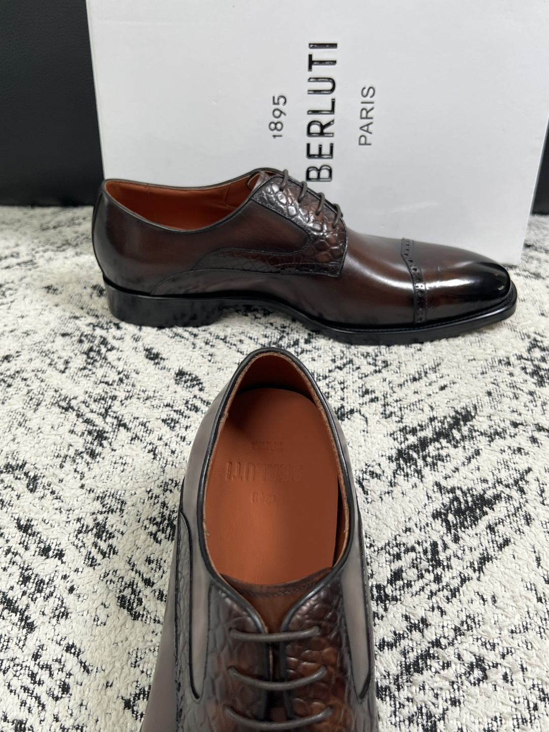 Berluti  高品质  顶级工艺品  布鲁提 专柜同步发售原厂配置，意大利进口牛皮面料，全进口水染牛皮里垫，鞋底：原