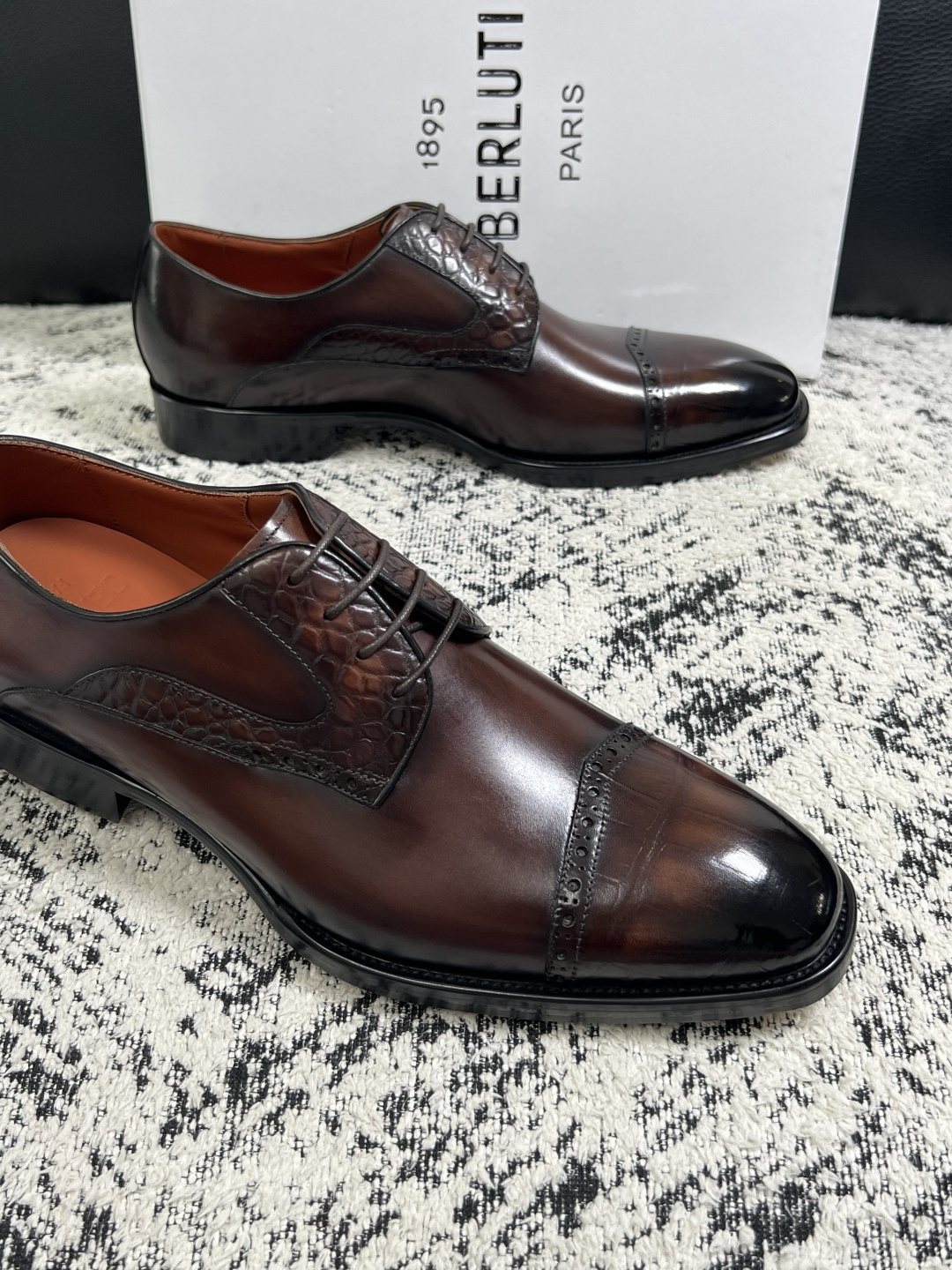 Berluti  高品质  顶级工艺品  布鲁提 专柜同步发售原厂配置，意大利进口牛皮面料，全进口水染牛皮里垫，鞋底：原