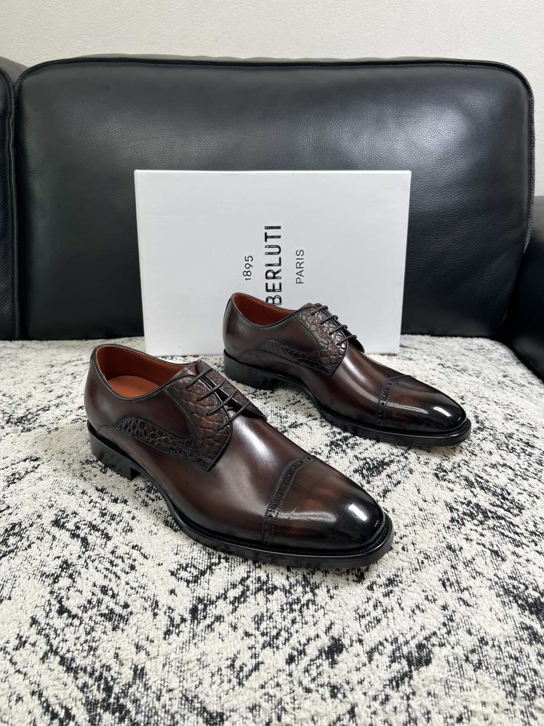 Berluti 高品质 顶级工艺品 布鲁提 专柜同步发售原厂配置,意大利进口牛皮面料,全进口水染牛皮里垫,鞋底:原 Berluti 高品质 顶级工艺品 布鲁提 专柜同步发售原厂配置,意大利进口牛皮面料,全进口水染牛皮里垫,鞋底:原