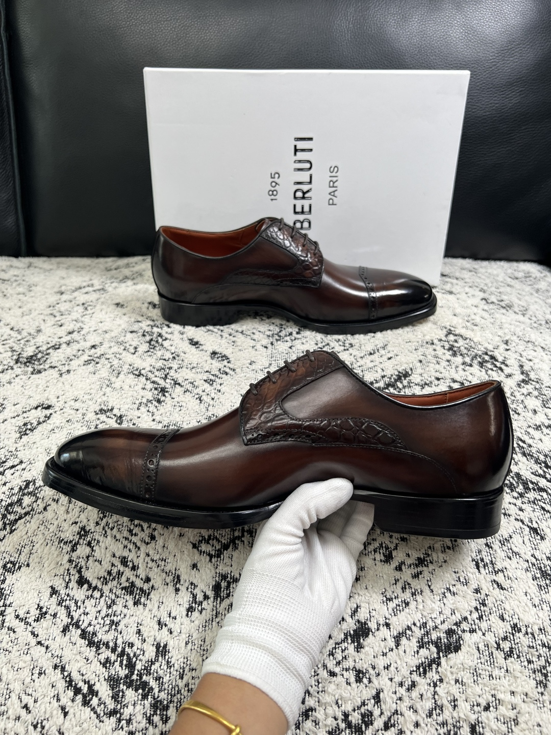 Berluti  高品质  顶级工艺品  布鲁提 专柜同步发售原厂配置，意大利进口牛皮面料，全进口水染牛皮里垫，鞋底：原