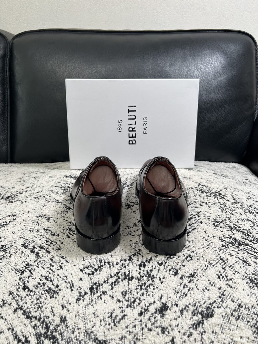 Berluti  高品质  顶级工艺品  布鲁提 专柜同步发售原厂配置，意大利进口牛皮面料，全进口水染牛皮里垫，鞋底：原