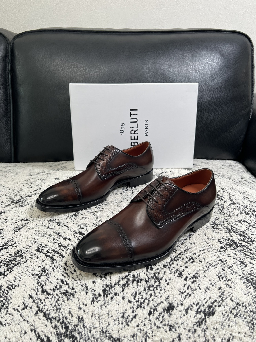 Berluti  高品质  顶级工艺品  布鲁提 专柜同步发售原厂配置，意大利进口牛皮面料，全进口水染牛皮里垫，鞋底：原