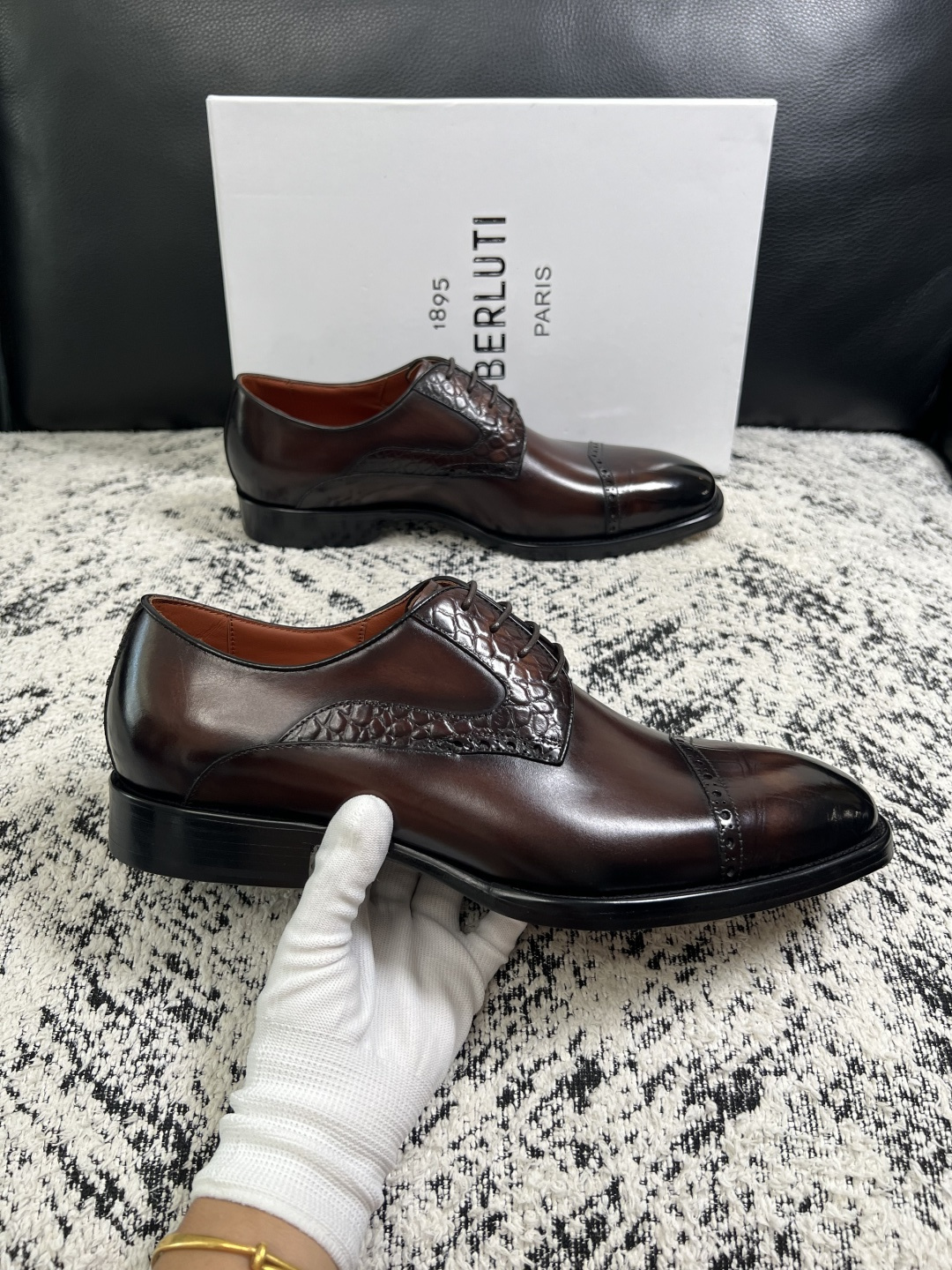Berluti  高品质  顶级工艺品  布鲁提 专柜同步发售原厂配置，意大利进口牛皮面料，全进口水染牛皮里垫，鞋底：原