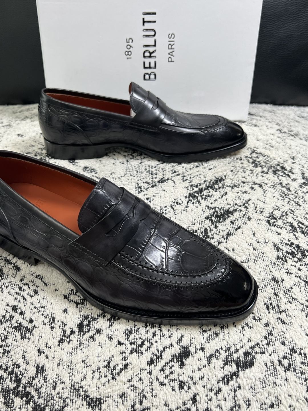 Berluti  高品质  顶级工艺品  布鲁提 专柜同步发售原厂配置，意大利进口牛皮面料，全进口水染牛皮里垫，鞋底：原