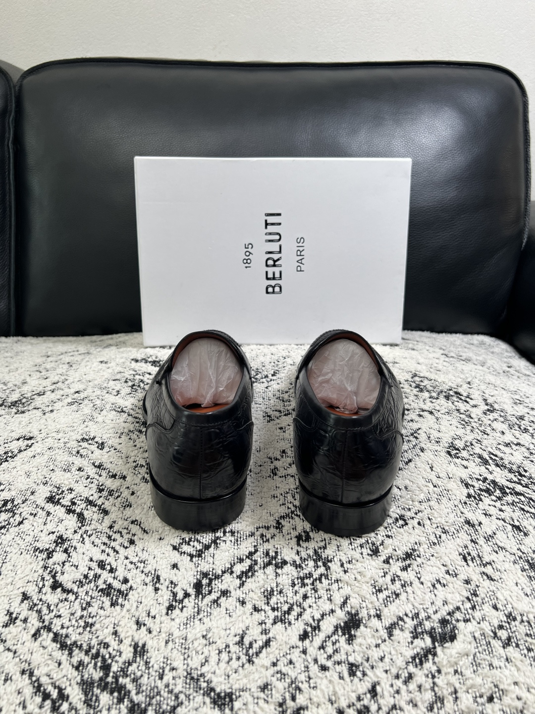 Berluti  高品质  顶级工艺品  布鲁提 专柜同步发售原厂配置，意大利进口牛皮面料，全进口水染牛皮里垫，鞋底：原
