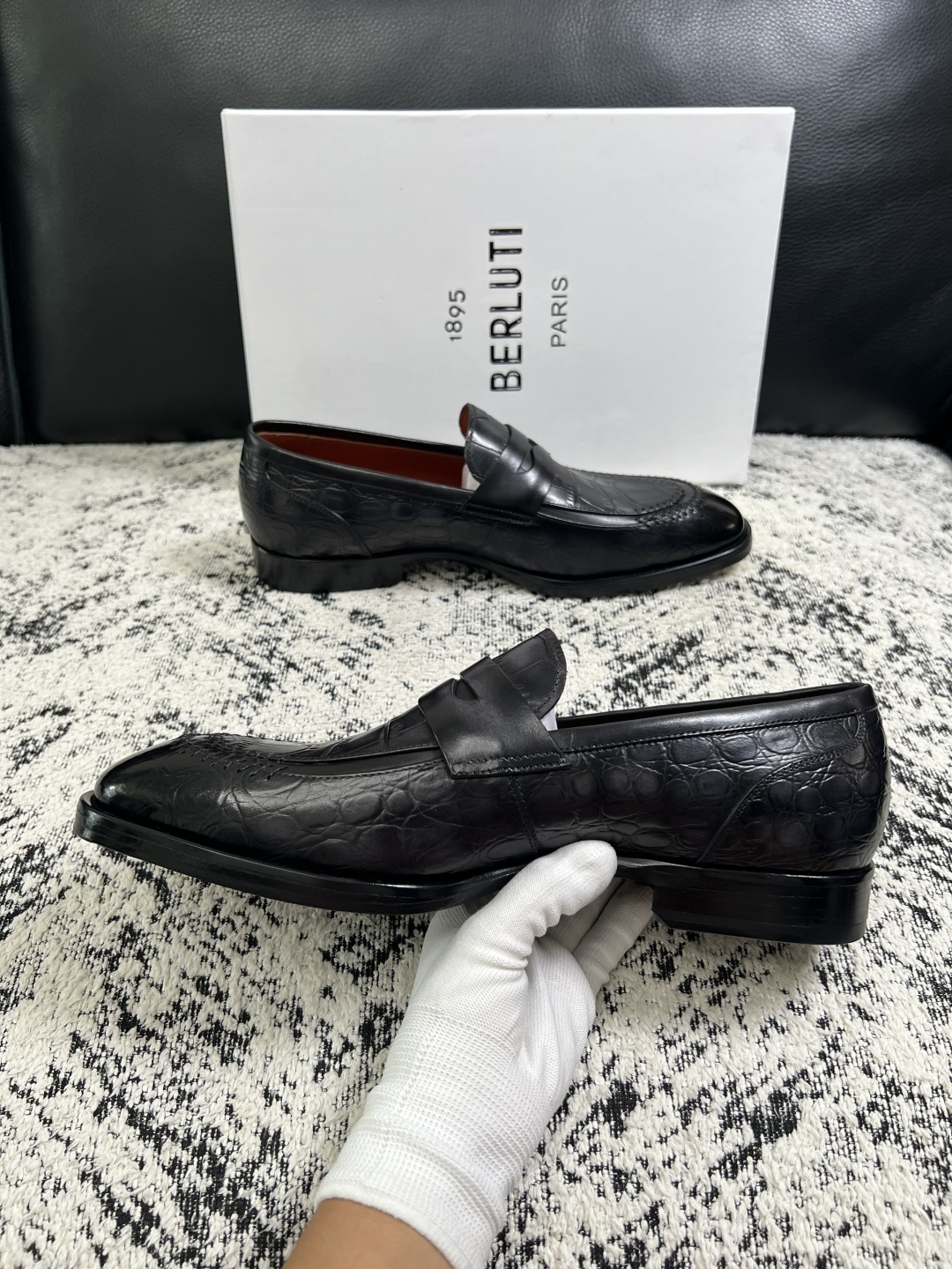 Berluti  高品质  顶级工艺品  布鲁提 专柜同步发售原厂配置，意大利进口牛皮面料，全进口水染牛皮里垫，鞋底：原