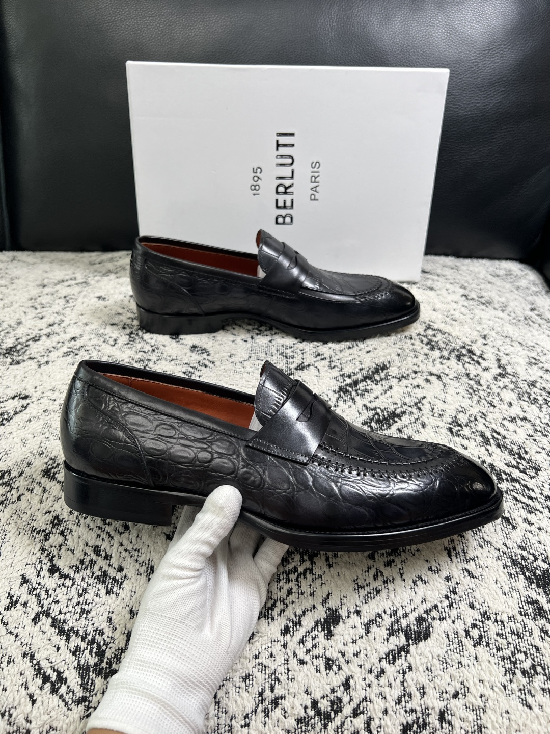 Berluti  高品质  顶级工艺品  布鲁提 专柜同步发售原厂配置，意大利进口牛皮面料，全进口水染牛皮里垫，鞋底：原