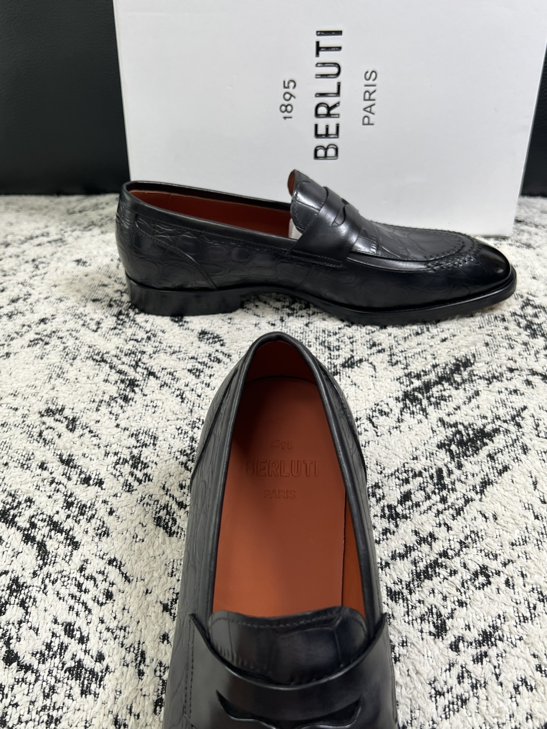 Berluti  高品质  顶级工艺品  布鲁提 专柜同步发售原厂配置，意大利进口牛皮面料，全进口水染牛皮里垫，鞋底：原
