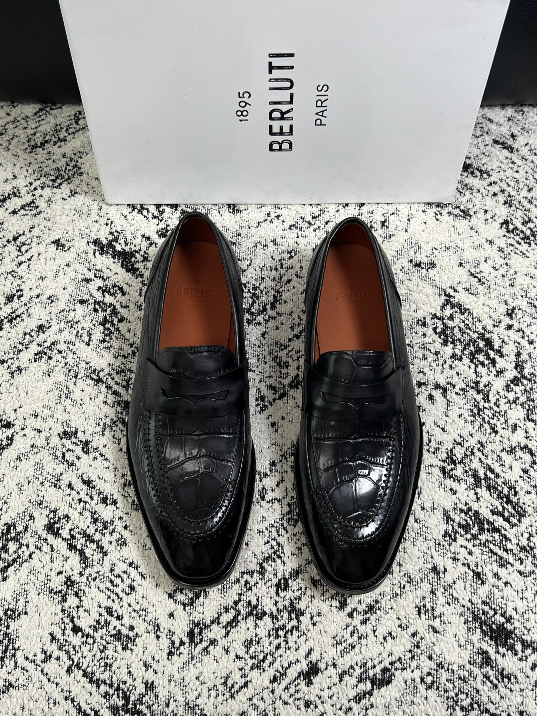 Berluti  高品质  顶级工艺品  布鲁提 专柜同步发售原厂配置，意大利进口牛皮面料，全进口水染牛皮里垫，鞋底：原