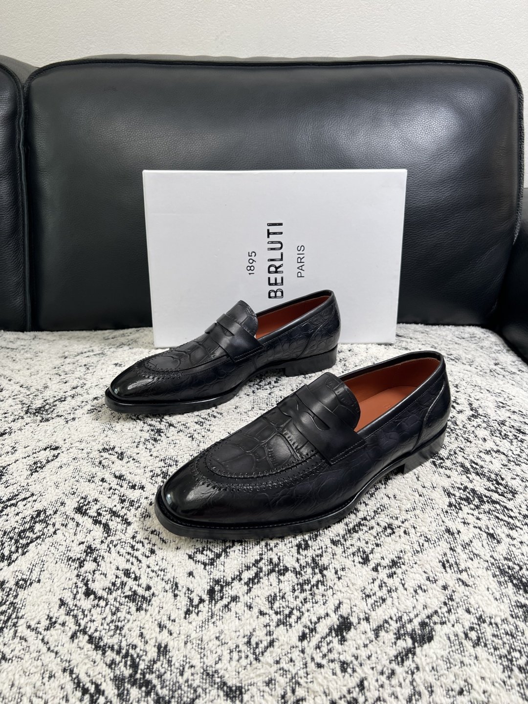 Berluti  高品质  顶级工艺品  布鲁提 专柜同步发售原厂配置，意大利进口牛皮面料，全进口水染牛皮里垫，鞋底：原