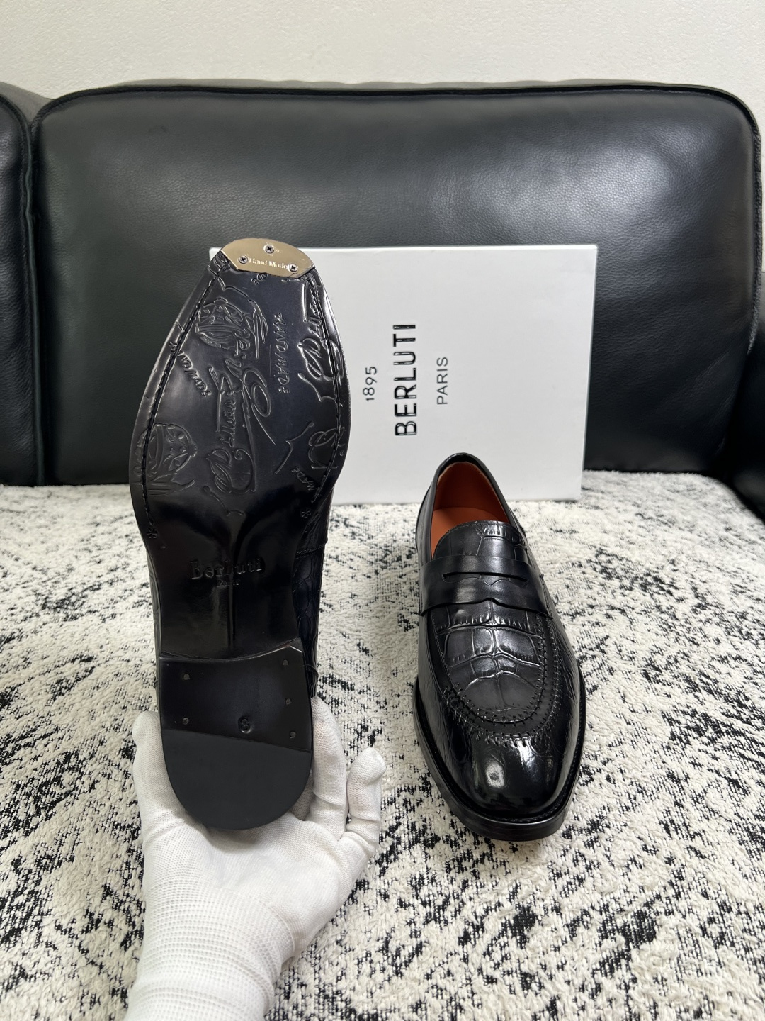 Berluti  高品质  顶级工艺品  布鲁提 专柜同步发售原厂配置，意大利进口牛皮面料，全进口水染牛皮里垫，鞋底：原