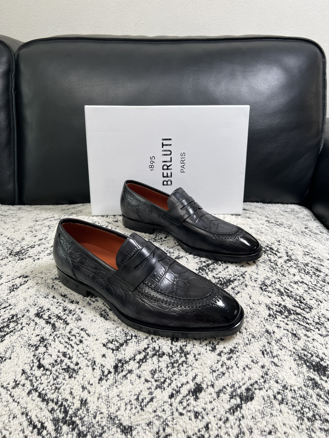Berluti 高品质 顶级工艺品 布鲁提 专柜同步发售原厂配置,意大利进口牛皮面料,全进口水染牛皮里垫,鞋底:原 Berluti 高品质 顶级工艺品 布鲁提 专柜同步发售原厂配置,意大利进口牛皮面料,全进口水染牛皮里垫,鞋底:原
