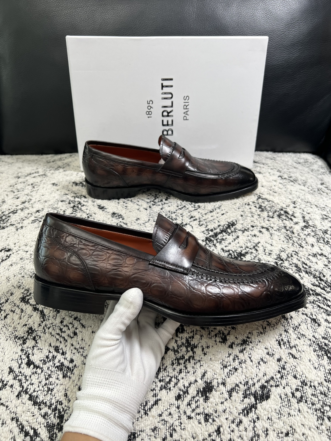 Berluti  高品质  顶级工艺品  布鲁提 专柜同步发售原厂配置，意大利进口牛皮面料，全进口水染牛皮里垫，鞋底：原