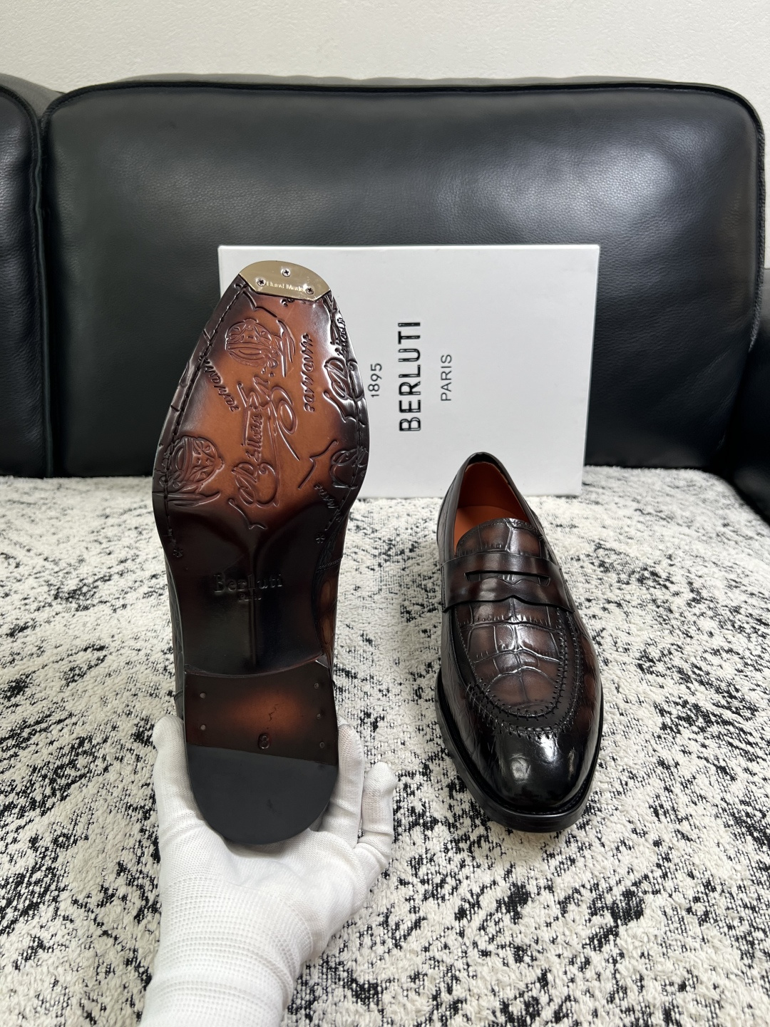 Berluti  高品质  顶级工艺品  布鲁提 专柜同步发售原厂配置，意大利进口牛皮面料，全进口水染牛皮里垫，鞋底：原