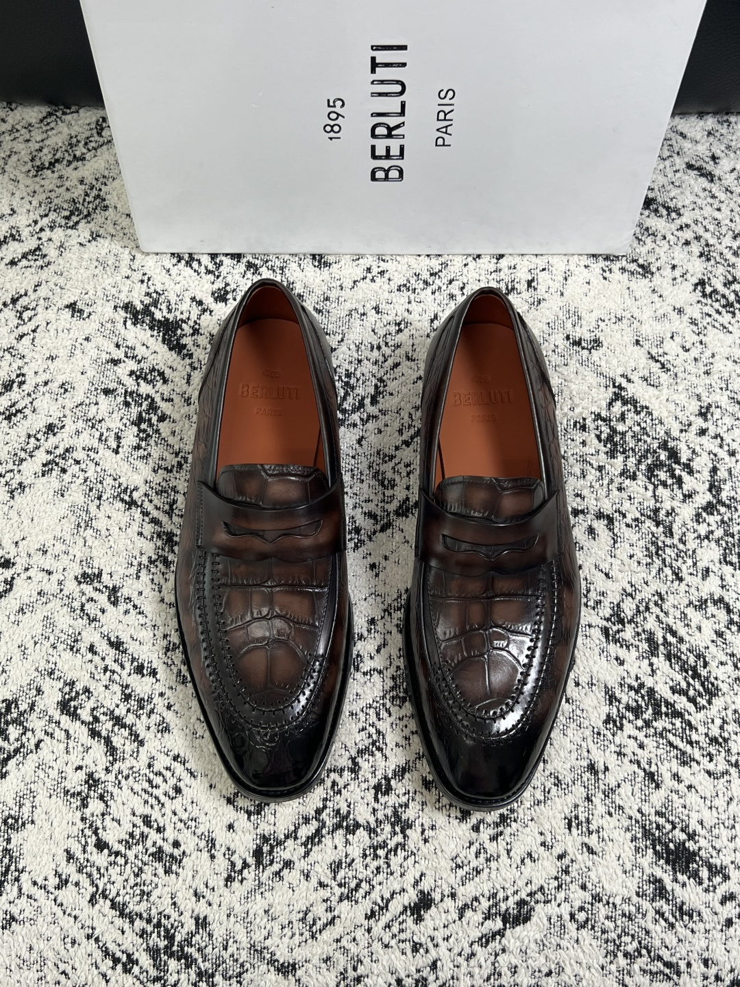 Berluti  高品质  顶级工艺品  布鲁提 专柜同步发售原厂配置，意大利进口牛皮面料，全进口水染牛皮里垫，鞋底：原