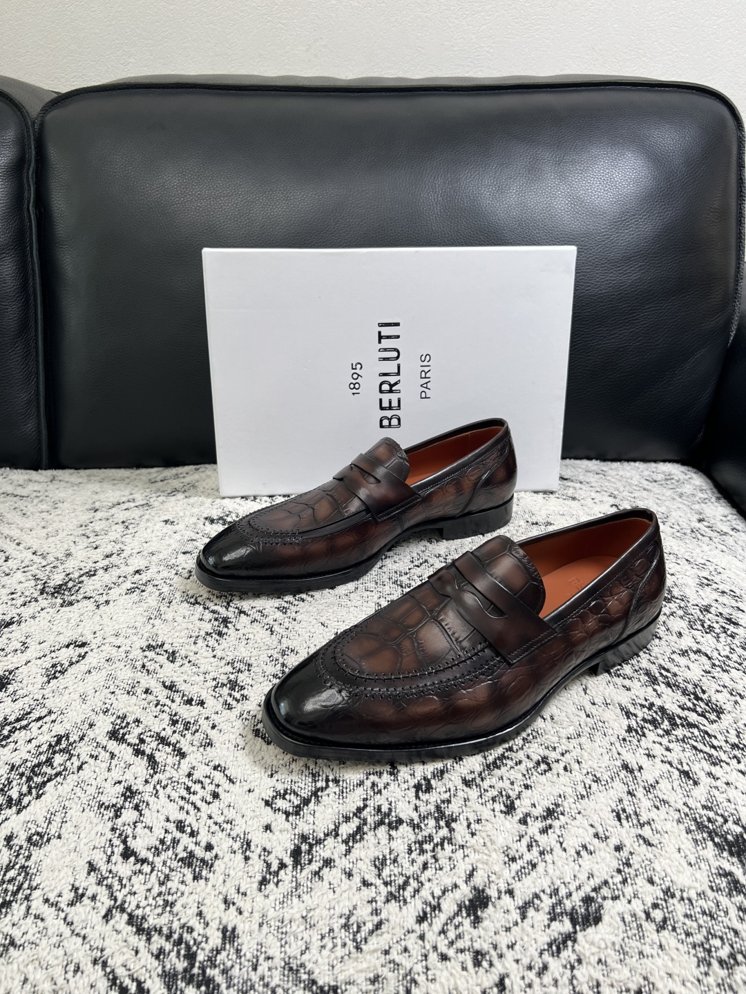 Berluti  高品质  顶级工艺品  布鲁提 专柜同步发售原厂配置，意大利进口牛皮面料，全进口水染牛皮里垫，鞋底：原