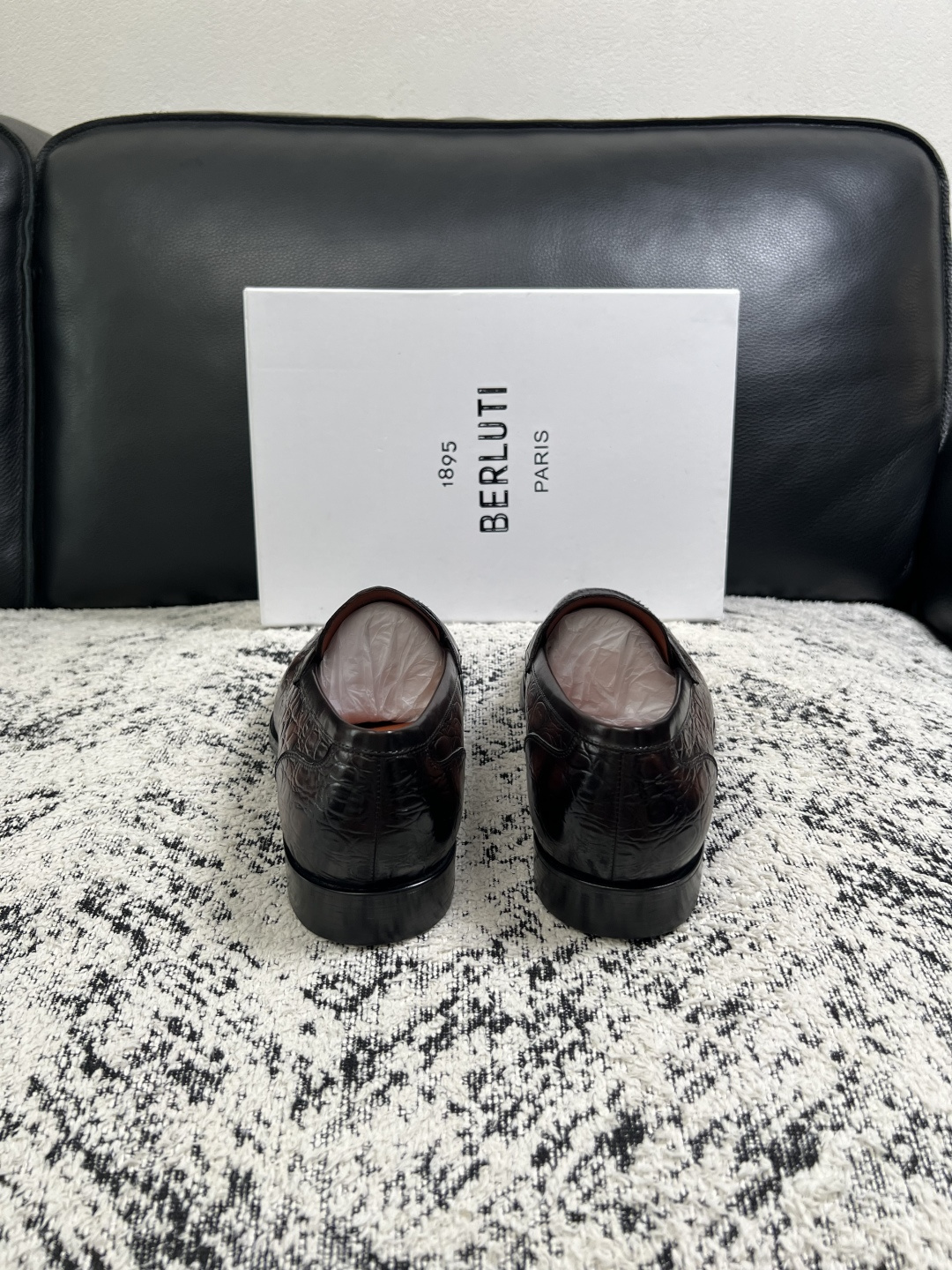 Berluti  高品质  顶级工艺品  布鲁提 专柜同步发售原厂配置，意大利进口牛皮面料，全进口水染牛皮里垫，鞋底：原