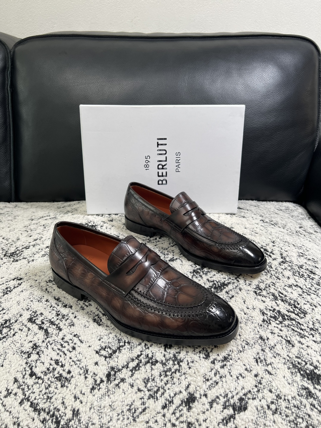 Berluti 高品质 顶级工艺品 布鲁提 专柜同步发售原厂配置,意大利进口牛皮面料,全进口水染牛皮里垫,鞋底:原 Berluti 高品质 顶级工艺品 布鲁提 专柜同步发售原厂配置,意大利进口牛皮面料,全进口水染牛皮里垫,鞋底:原