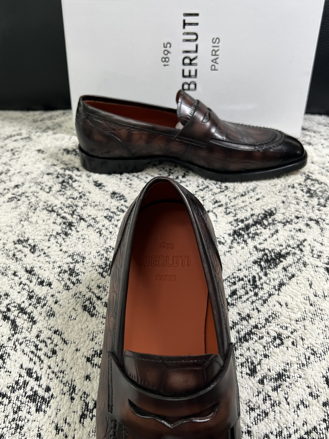 Berluti  高品质  顶级工艺品  布鲁提 专柜同步发售原厂配置，意大利进口牛皮面料，全进口水染牛皮里垫，鞋底：原