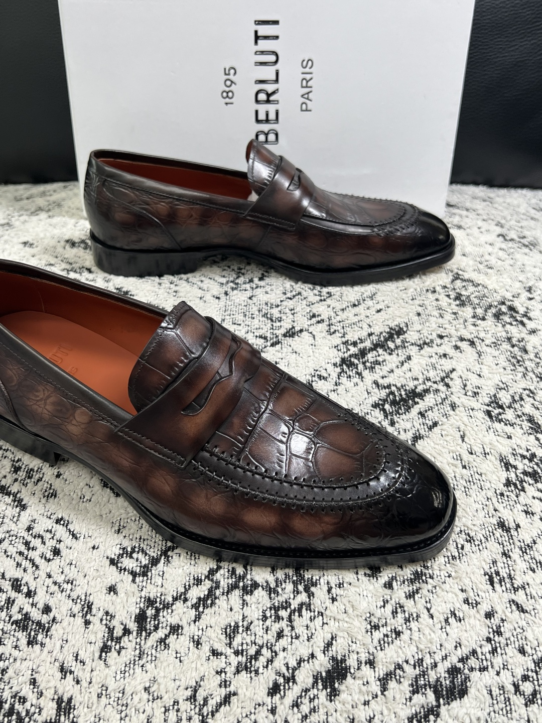 Berluti  高品质  顶级工艺品  布鲁提 专柜同步发售原厂配置，意大利进口牛皮面料，全进口水染牛皮里垫，鞋底：原