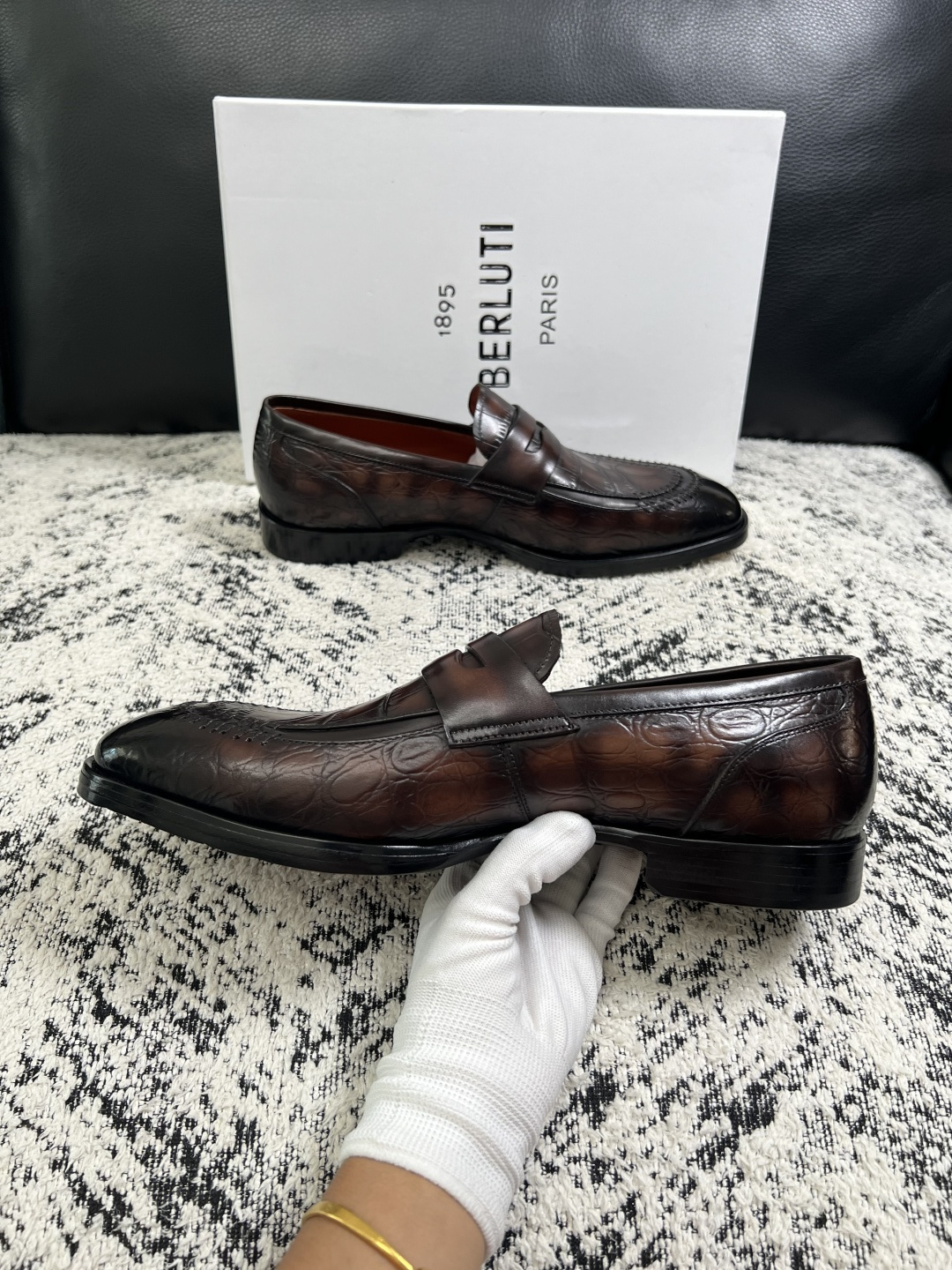 Berluti  高品质  顶级工艺品  布鲁提 专柜同步发售原厂配置，意大利进口牛皮面料，全进口水染牛皮里垫，鞋底：原