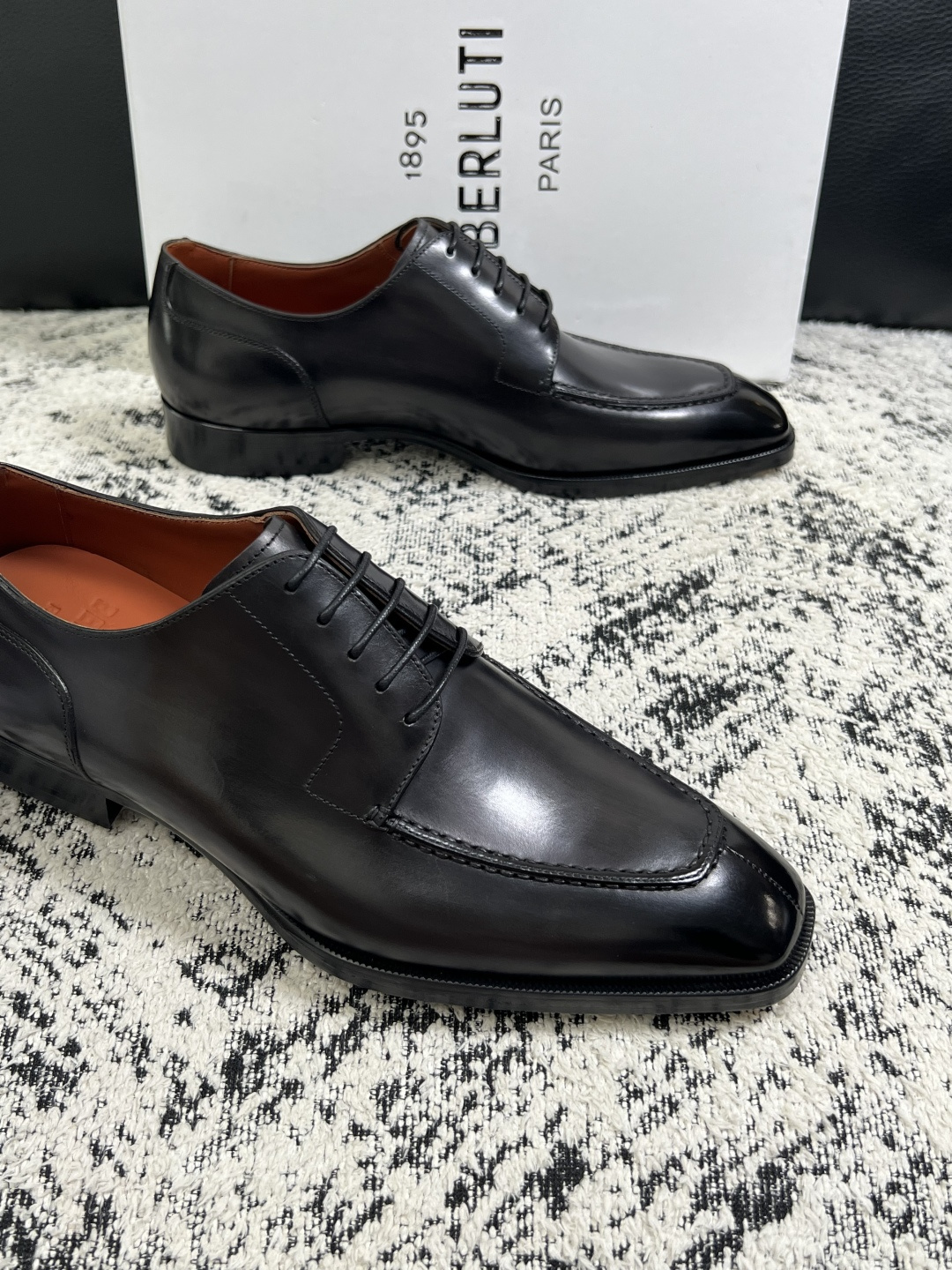 Berluti  高品质  顶级工艺品  布鲁提 专柜同步发售原厂配置，意大利进口牛皮面料，全进口水染牛皮里垫，鞋底：原