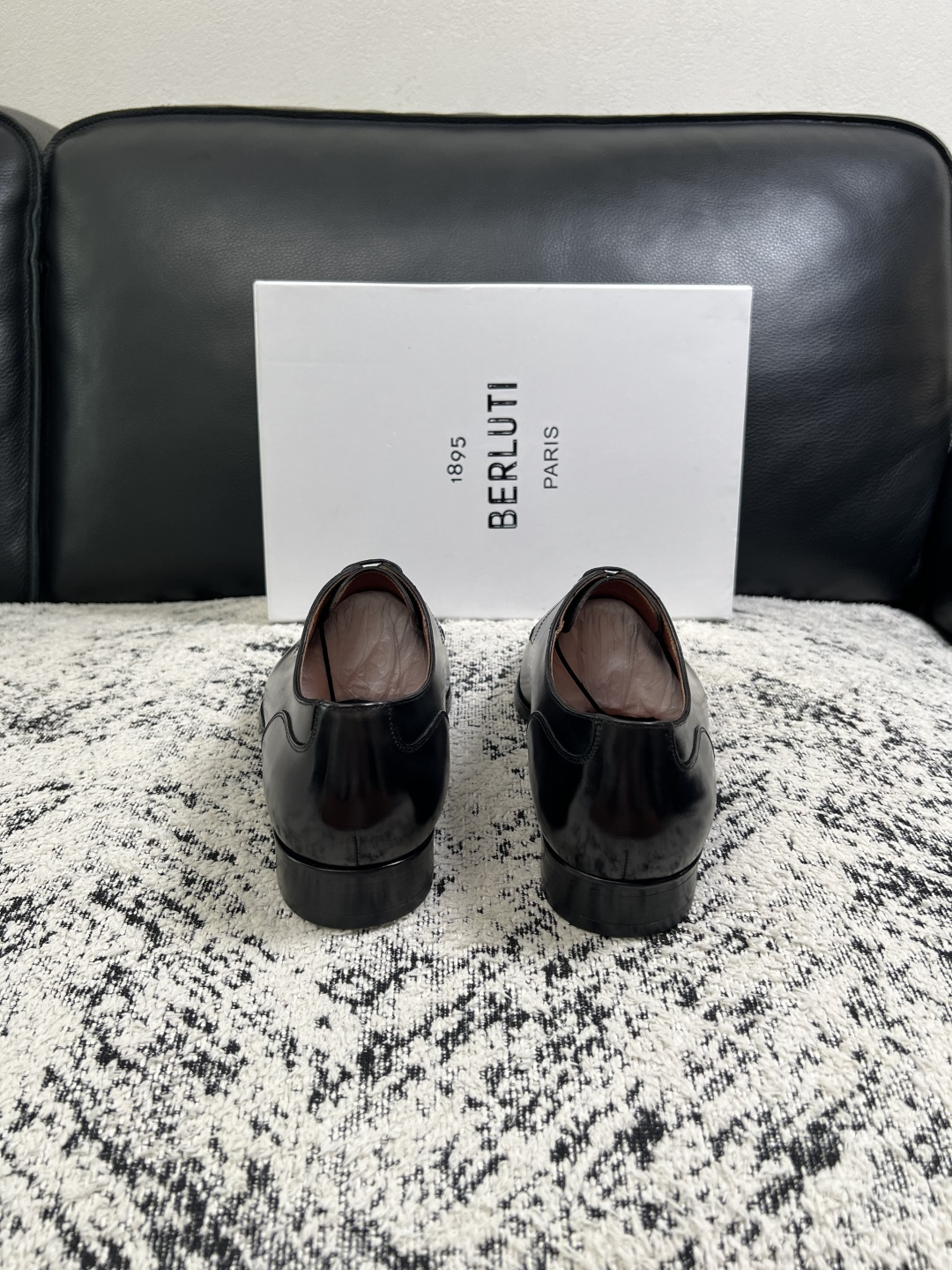 Berluti  高品质  顶级工艺品  布鲁提 专柜同步发售原厂配置，意大利进口牛皮面料，全进口水染牛皮里垫，鞋底：原